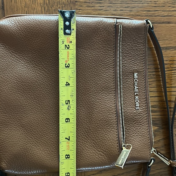 Michael Kors small pebbled leather messenger bag. Like new - Picture 8 of 10